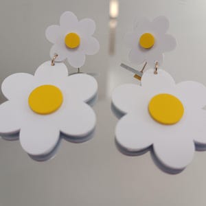 White daisy flower earrings yellow heart fine acrylic