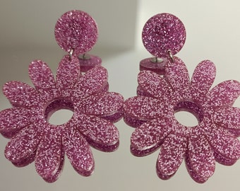 Boucles d'oreilles fleur marguerite grand modèle rose paillettes acrylique