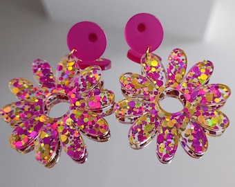 Boucles d'oreilles fleur marguerite grand modèle confettis paillettes acrylique rose rouge doré