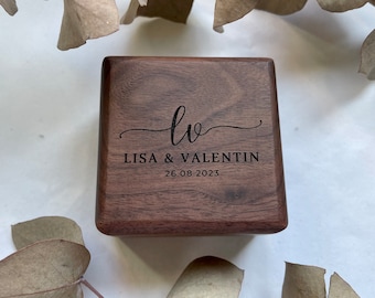 Ringbox mit Initialen für Trauringe aus Walnussholz mit Gravur zur Hochzeit, als Geschenk für das Brautpaar