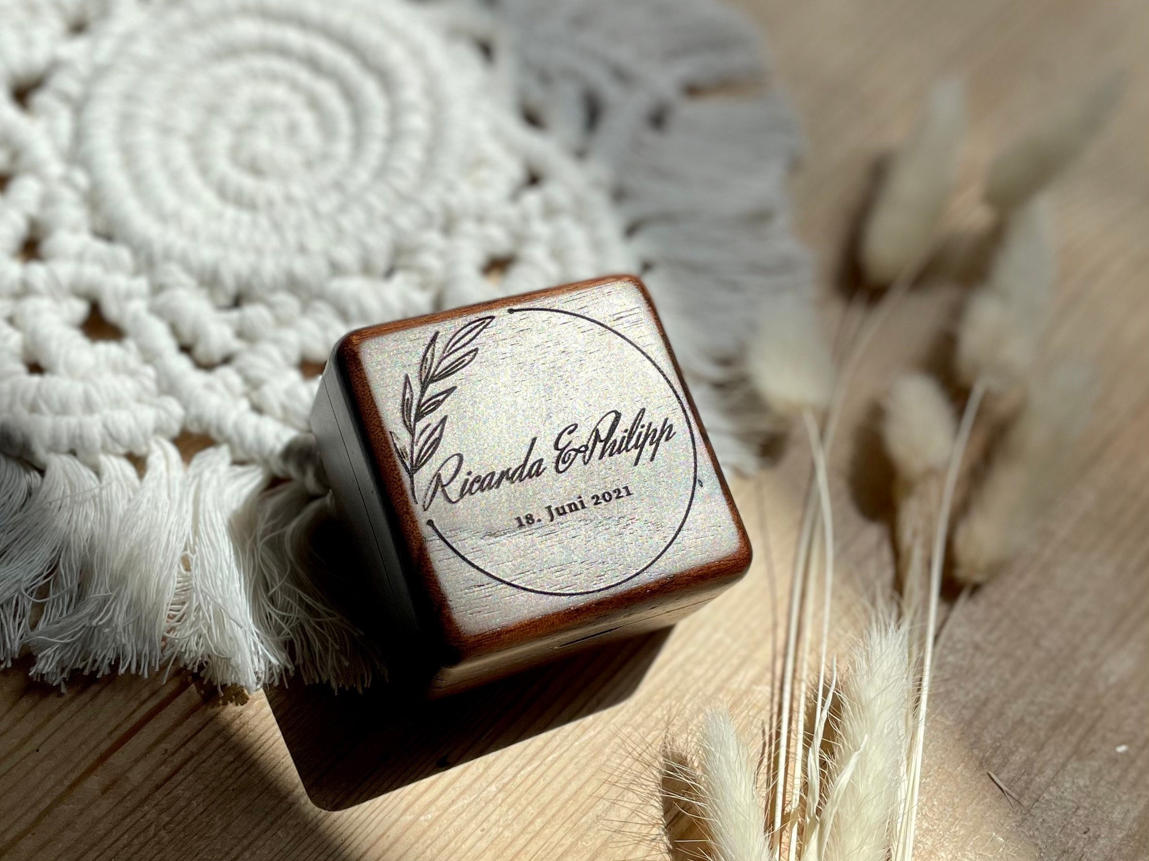 Boîte à Alliances Personnalisée En Bois De Noyer : Motif Géométrique Gravé - France