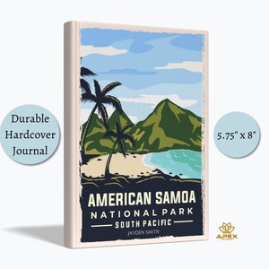 Könnte beinhalten: Ein Hardcover-Journal mit einem Vintage-Reiseposter-Design, das eine tropische Strandszene mit Palmen, Bergen und türkisfarbenem Wasser zeigt. Der Text auf dem Cover lautet "American Samoa National Park - South Pacific" und "Jayden Smith". Das Journal misst 14,6 cm x 20,3 cm.