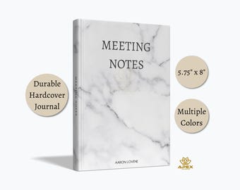 Könnte beinhalten: Ein Hardcover-Notizbuch mit weiß-grauem Marmormuster, auf dessen Vorderseite MEETING NOTES und AARON LOVENE aufgedruckt sind. Das Notizbuch misst 14,6 cm mal 20,3 cm. Der Buchrücken trägt ebenfalls den Schriftzug MEETING NOTES.