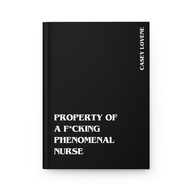 Regalo divertido para enfermeras: cuaderno de enfermeras fenomenal, diario personalizado para estudiantes de enfermería. Black w/ white text