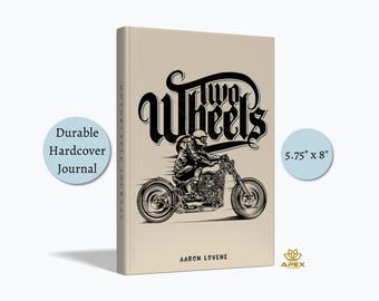 Pode incluir: Um diário de capa dura bege medindo 14,6 cm por 20,3 cm. A capa apresenta uma ilustração gráfica preta de uma pessoa andando de motocicleta com o texto Two Wheels e o nome do autor Aaron Lovene impressos na parte frontal da capa.