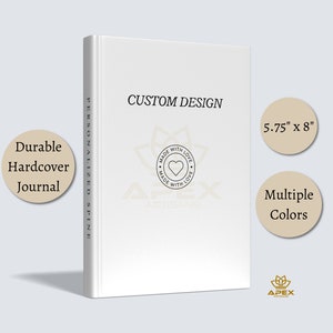 Pode incluir: Um diário de capa dura branco com um design personalizado. O diário mede 5,75 polegadas por 8 polegadas e tem uma lombada personalizada. O diário é feito com amor e está disponível em várias cores.
