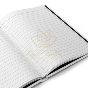 Peut inclure: Un carnet &agrave; lignes blanches avec une reliure noire et un logo dor&eacute; qui dit "Apex Artisans" sur la couverture.