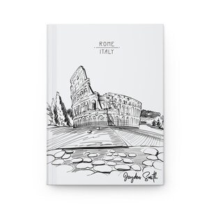 Peut inclure: Dessin au trait noir et blanc du Colis&eacute;e &agrave; Rome, en Italie. Le dessin est sur fond blanc avec le texte "ROME ITALIE" au-dessus du dessin. La signature de l'artiste "Jayden Smith" est en bas du dessin.