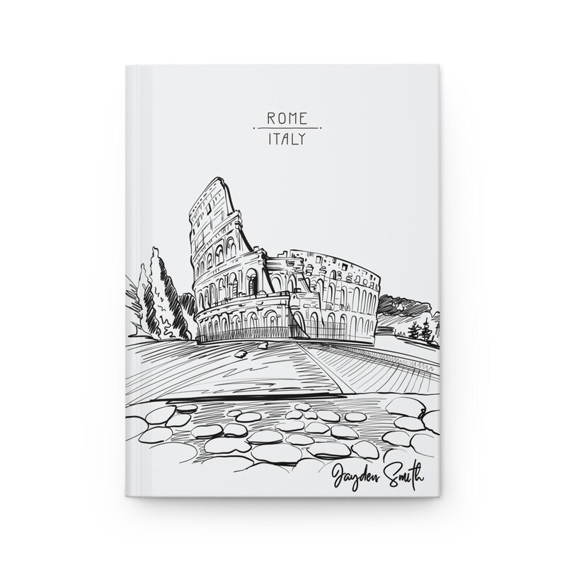 Peut inclure: Dessin au trait noir et blanc du Colis&eacute;e &agrave; Rome, en Italie. Le dessin est sur fond blanc avec le texte "ROME ITALIE" au-dessus du dessin. La signature de l'artiste "Jayden Smith" est en bas du dessin.