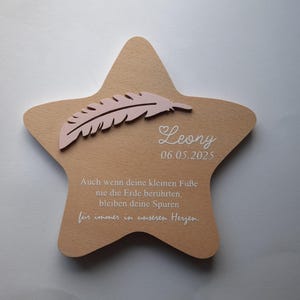 Erinnerung an ein Sternenkind, Geschenk für Sterneneltern, individuelle gestaltetes Trauergeschenk, Naturholz Stern, Feder, Schmetterling