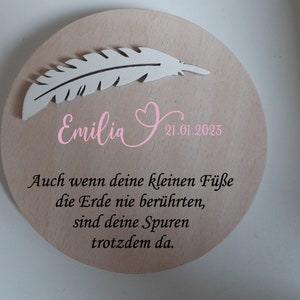 Erinnerung an ein Sternenkind, Geschenk für Sterneneltern, individuelle gestaltetes Trauergeschenk, Naturholz, Feder, Schmetterling
