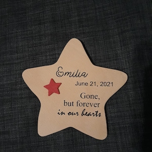 Erinnerung an Sternenkind, Verstorbene, Geschenk für Angehörige, individuelle gestaltetes Trauergeschenk, Stern aus Holz mit buntem Stern