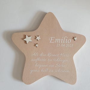 Erinnerung an ein Sternenkind, Geschenk für Sterneneltern, individuelle gestaltetes Trauergeschenk, Naturholz Stern, Feder, Schmetterling