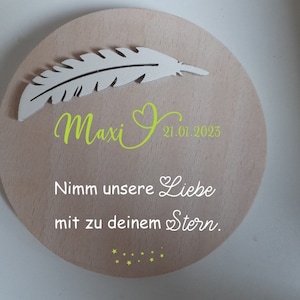 Erinnerung an ein Sternenkind, Geschenk für Sterneneltern, individuelle gestaltetes Trauergeschenk, Naturholz, Feder, Schmetterling