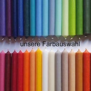 Könnte beinhalten: Eine Auswahl an Kerzen in verschiedenen Farben, darunter Lavendel, Lila, Blau, Türkis, Hellblau, Grün, Gelb, Orange, Rot, Rosa, Braun, Grau und Weiß. Der Text "unsere Farbauswahl" ist unter den Kerzen gedruckt.