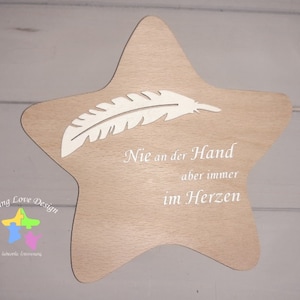 Erinnerung an ein Sternenkind, Geschenk für Sterneneltern, individuelle gestaltetes Trauergeschenk, Naturholz Stern, Feder, Schmetterling