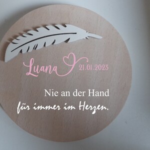 Erinnerung an ein Sternenkind, Geschenk für Sterneneltern, individuelle gestaltetes Trauergeschenk, Naturholz, Feder, Schmetterling