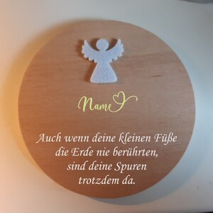 Erinnerung an ein Sternenkind, Geschenk für Sterneneltern, individuelle gestaltetes Trauergeschenk, Naturholz, Feder, Schmetterling