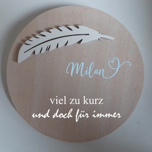 Erinnerung an ein Sternenkind, Geschenk für Sterneneltern, individuelle gestaltetes Trauergeschenk, Naturholz, Feder, Schmetterling