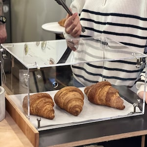 Vitrina de acrílico para productos horneados y más para cafeterías y restaurantes.