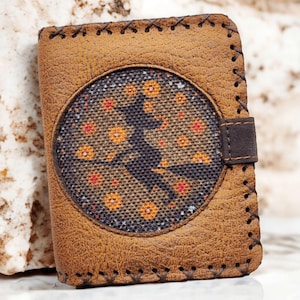 Vegan Leder Geldbörse für Frauen mit Süßen Hexe Design Senf Farbe - Handgemachtes Geschenk für Frauen - Boho Stil - Kartenhalter - Weihnachtsgeschenk