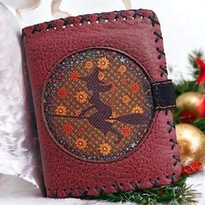 Vegan Leder Geldbörse für Frauen mit süßem Hexe Design Farbe Burgund - Handgemachtes Geschenk für Frauen - Kartenhalter - Weihnachtsgeschenk