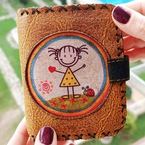 Vegan Leder Geldbörse für Frauen mit süßem Mädchen Design Senf Farbe - Handgemachtes Geschenk für Frauen - Muttertagsgeschenk - Boho Stil - Kartenhalter