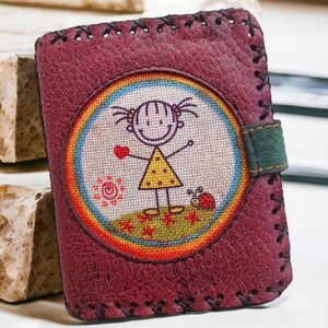 Portemonnaie aus Leder für Frauen mit Mädchen Design in Burgunder Farbe - Handgemachtes Geschenk für Frauen - Muttertagsgeschenk - Boho Style - Kartenhalter