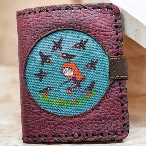 Cartera de piel vegana para mujer con diseño de niña y cuervos en color burdeos. Regalo hecho a mano para mujer. Tarjetero. Regalo de Navidad.