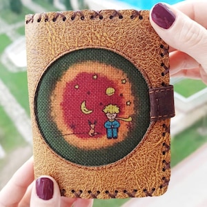 Cartera de piel vegana para mujer con diseño de Principito en color mostaza. Regalo hecho a mano para mujer. Estilo bohemio. Tarjetero. Regalo de Navidad.