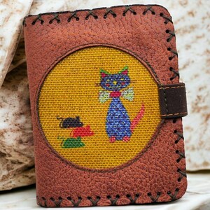 Cartera de piel vegana para mujer con diseño de gatos y ratones, color marrón. Regalo hecho a mano para mujer. Estilo bohemio. Tarjetero. Regalo de Navidad.