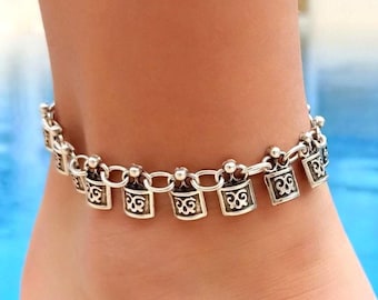 Tobillera artesanal chapada en plata antigua: dije cuadrado estilo boho, ajustable.
