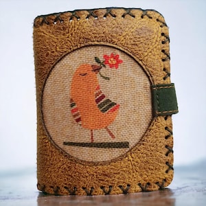 Cartera de piel vegana para mujer con diseño de pájaro florido en color mostaza. Regalo hecho a mano para mujer. Regalo para el Día de la Madre. Tarjetero estilo bohemio.