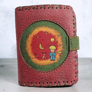 Cartera de Piel Vegana para Mujer con Diseño de Principito Color Burdeos - Regalo Hecho a Mano para Mujer - Estilo Boho - Tarjetero - Regalo de Navidad