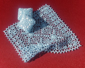 Dockhus-sängkläderset: filt + 2 kuddar, skala 12, miniatyrduk till roombox, virkat överkast till docka, pläd till minibäddsoffa, Lundby