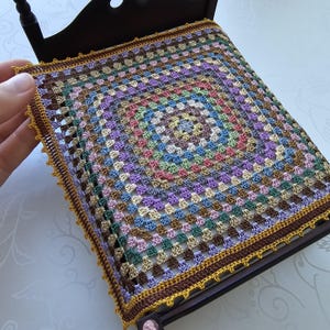 Colcha de seda para casa de muñecas a escala 1:12, manta en miniatura para coleccionistas, manta cuadrada de abuela en miniatura.