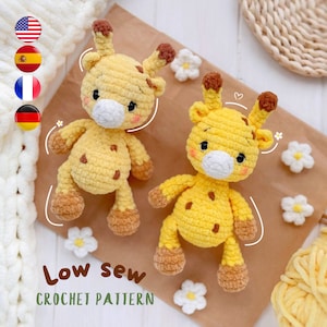Può includere: Due giocattoli a forma di giraffa realizzati a mano all'uncinetto con filato giallo, macchie e zoccoli marroni. Le giraffe hanno musi bianchi, piccole corna e guance rosa. Il testo "Low sew CROCHET PATTERN" è visibile in basso nell'immagine.