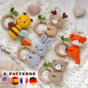 Puede incluir: Cinco patrones de juguetes amigurumi de crochet para sonajeros de bebé. Los juguetes incluyen una abeja, un ciervo, un conejito, un zorro y un oso. Cada juguete está unido a un anillo de madera.