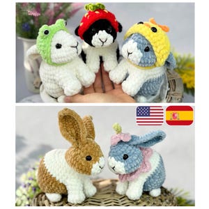 Puede incluir: Juguetes de conejitos de ganchillo hechos a mano en blanco, marrón y azul. Algunos conejitos llevan sombreros con forma de rana, fresa y pato. Ideales para niños o como objetos decorativos.