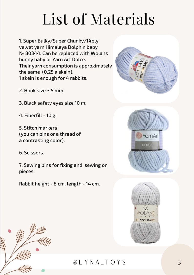 Puede incluir: Una lista de materiales necesarios para hacer un conejito de peluche. La lista incluye hilo, un gancho de ganchillo, ojos de seguridad, relleno, marcadores de punto, tijeras y alfileres de costura. El hilo es azul claro y proviene de tres marcas diferentes: Himalaya Dolphin Baby, Yarn Art Dolce y Wolans Bunny Baby. La lista tambi&eacute;n incluye las dimensiones del conejito terminado: 8 cm de alto y 14 cm de largo.