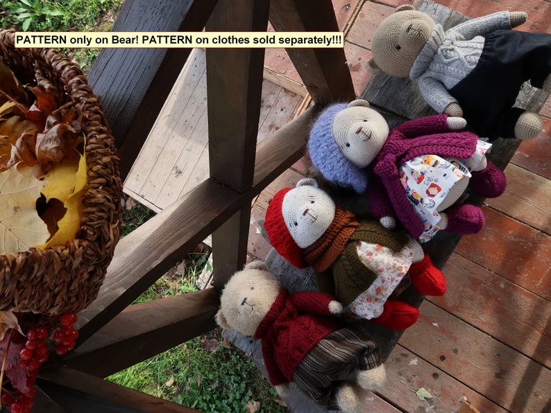 Peut inclure: Plusieurs ours en peluche crochet&eacute;s v&ecirc;tus de diff&eacute;rentes tenues, dont un pull rouge, un manteau violet et un chapeau bleu. Les ours sont pos&eacute;s sur une surface en bois. Le texte de l'image indique : "PATTERN only on Bear! PATTERN on clothes sold separately!!!".