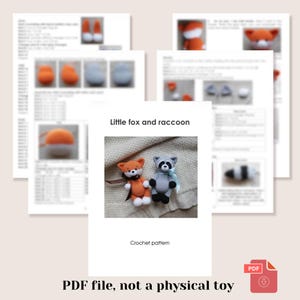 Puede incluir: Un documento de patr&oacute;n de ganchillo en PDF digital titulado Little fox and raccoon que contiene instrucciones e im&aacute;genes para crear dos peque&ntilde;os animales de peluche. La imagen central muestra un zorro naranja de ganchillo con una cinta marr&oacute;n y un mapache gris con una cinta azul.
