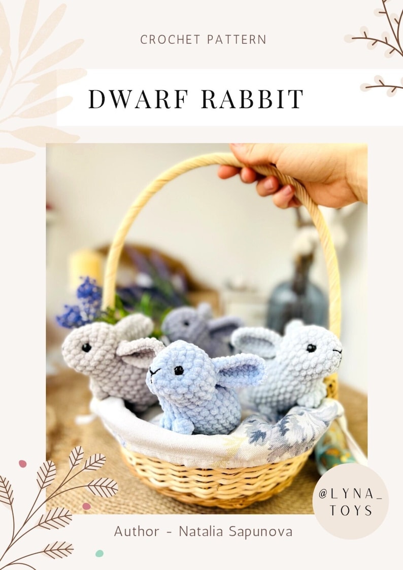 Puede incluir: Cuatro juguetes de conejo enano de crochet en una cesta de mimbre. Los conejos son azul claro y gris. La cesta est&aacute; forrada con una tela floral. El texto "@LYNA_TOYS" y "Autor - Natalia Sapunova" es visible en la imagen.
