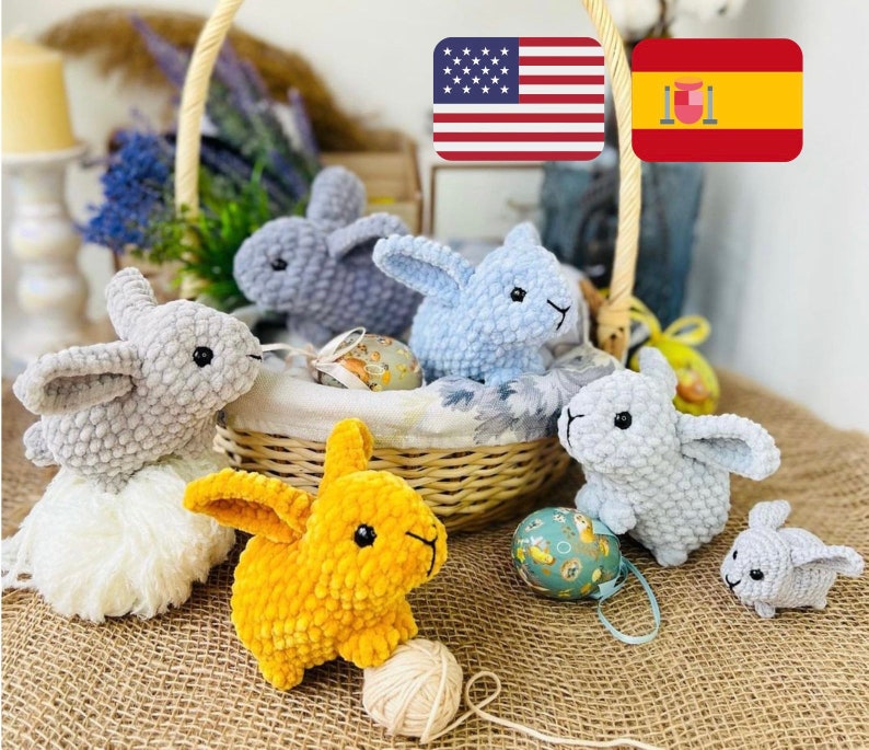 Puede incluir: Una colecci&oacute;n de conejos de crochet en varios colores, incluyendo azul, amarillo y blanco. Los conejos est&aacute;n sentados en una cesta de mimbre con huevos de Pascua y una bola de algod&oacute;n blanco.