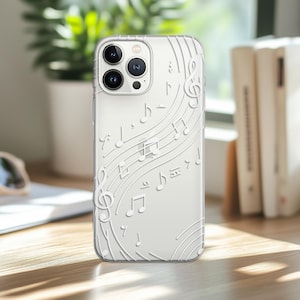 Op de afbeelding: Een doorzichtig smartphonehoesje met een verhoogd, wit reliëfontwerp van muzieknoten en notenbalken. Het patroon bevat een vioolsleutel en diverse ritmische symbolen die in een vloeiende, diagonale compositie over de achterkant zijn geplaatst.