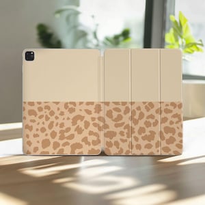 Funda beige con estampado de leopardo para iPad Air de 13, 11, 10.9, 10.5, 10.2 pulgadas, Pro, 9.7, 12.9 pulgadas, Mini (9.ª generación, 4.ª generación, A16), Apple Slim Cover (2023, 2021, A2072, A2926).
