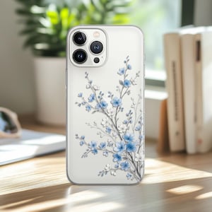 Può includere: Custodia trasparente per telefono con motivo floreale. La custodia presenta un delicato motivo di fiori blu e bianchi con steli grigi. La custodia è progettata per adattarsi a uno smartphone e ha ritagli per la fotocamera e i pulsanti.