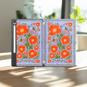 Può includere: Una custodia per tablet con sfondo azzurro e un motivo ripetuto di papaveri arancioni vivaci, steli verdi e piccole bacche rosa. La custodia presenta una cornice nera e uno scomparto dedicato per una penna stilo sul lato sinistro.