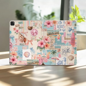Könnte beinhalten: Eine dekorative Tablet-Hülle mit einer Collage tropischer Bilder. Das Design umfasst rosa Hibiskusblüten, Muscheln, Cocktails und die Texte "Summer Bliss" und "Greetings from Florida". Die Farbpalette ist pastellfarben mit blauen, rosa und korallenfarbenen Akzenten.