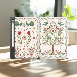 Può includere: Una custodia per tablet con sfondo color crema e un colorato motivo di arte popolare con pavoni, un albero centrale, cuori rossi, fiori e piccole stelle. La custodia include uno slot laterale con una penna stilo bianca, mostrando fronte e retro.